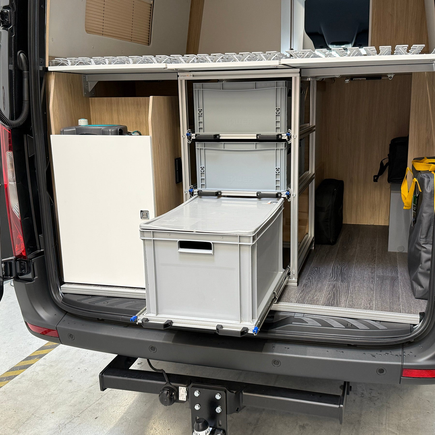 Dreistufiger Heckauszug mit 600 mm Tiefe im Frankia Yucon 6.0 GD, bestückt mit einer 320-mm-Box unten und jeweils 220-mm-Boxen auf der zweiten und dritten Ebene.