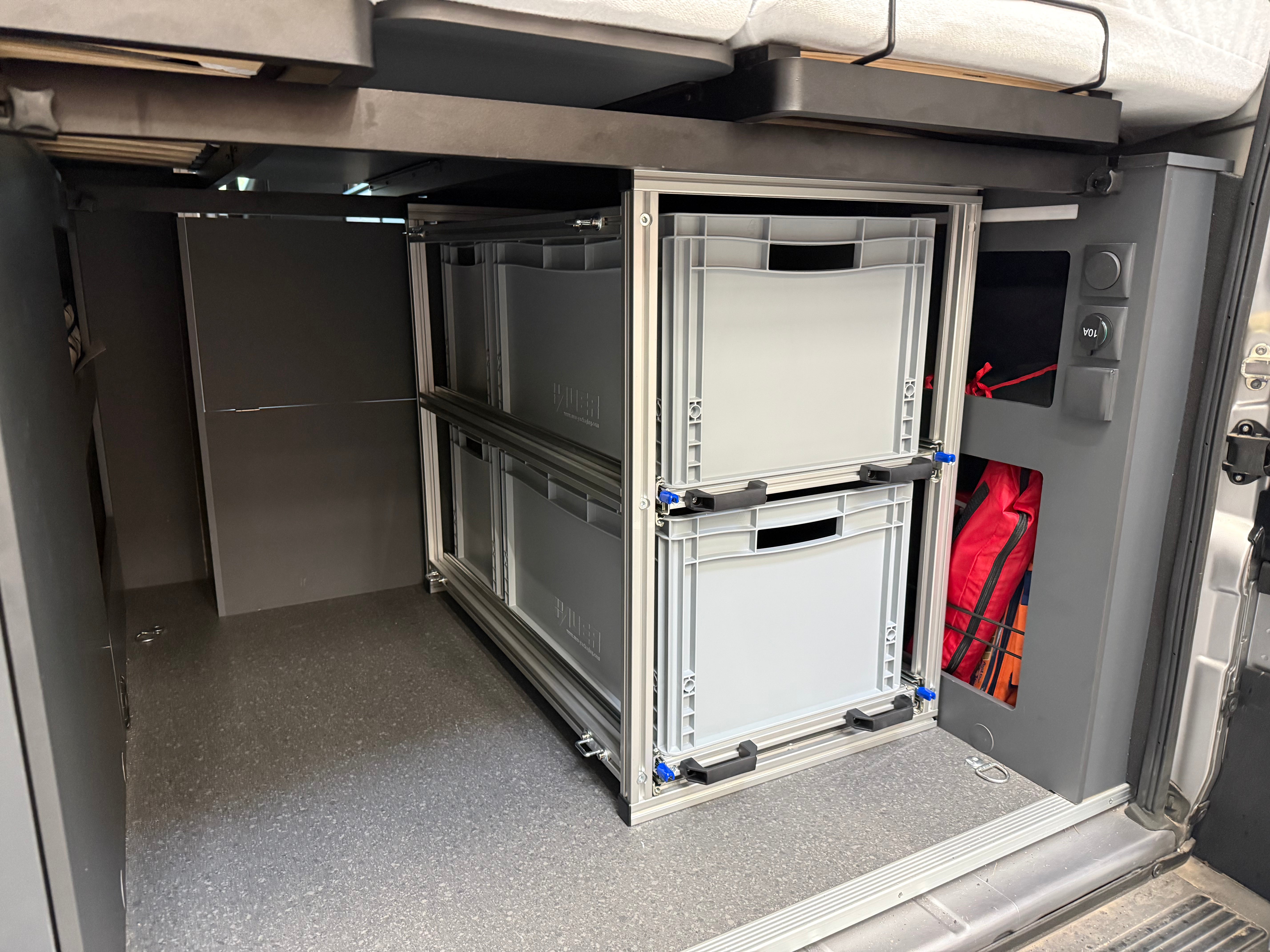 Rear pull-out 2 levels ADRIA 640 SLB