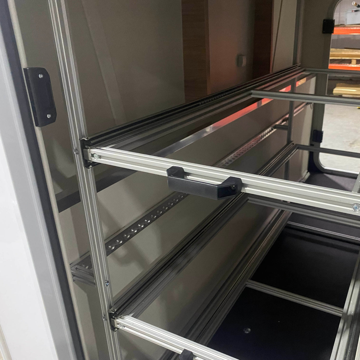 Voll ausziehbares 3-Etagen-Regal für die Heckgarage im Knaus Van TI 650 MEG. Detailansicht der Konstruktion.