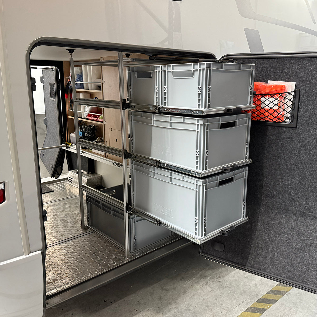 Étagère coulissante pour soute arrière de camping-car