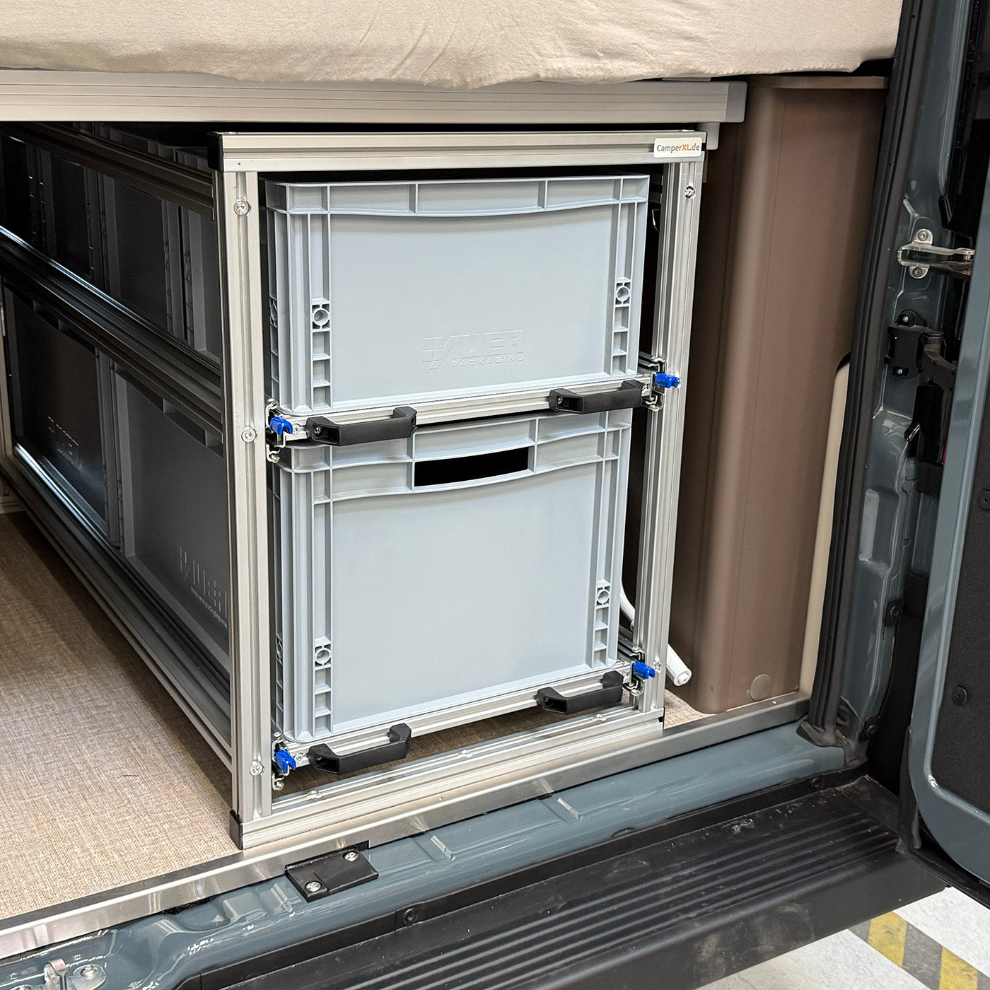 Eurobox-kompatibles Stauraumsystem im Heck eines Bürstner Campeo.