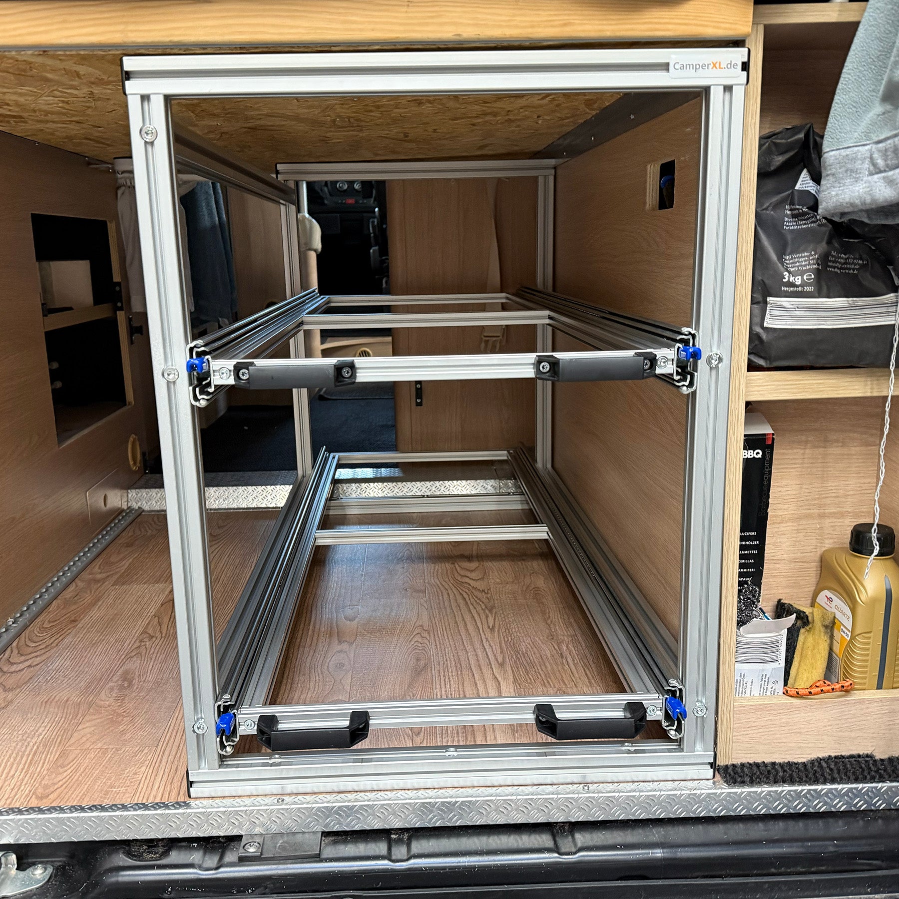 Modularer 2-Etagen-Heckauszug im GiottiVan 60T, mit präzise passenden Euroboxen und verstärktem Rahmen aus 30x30-Profilen.