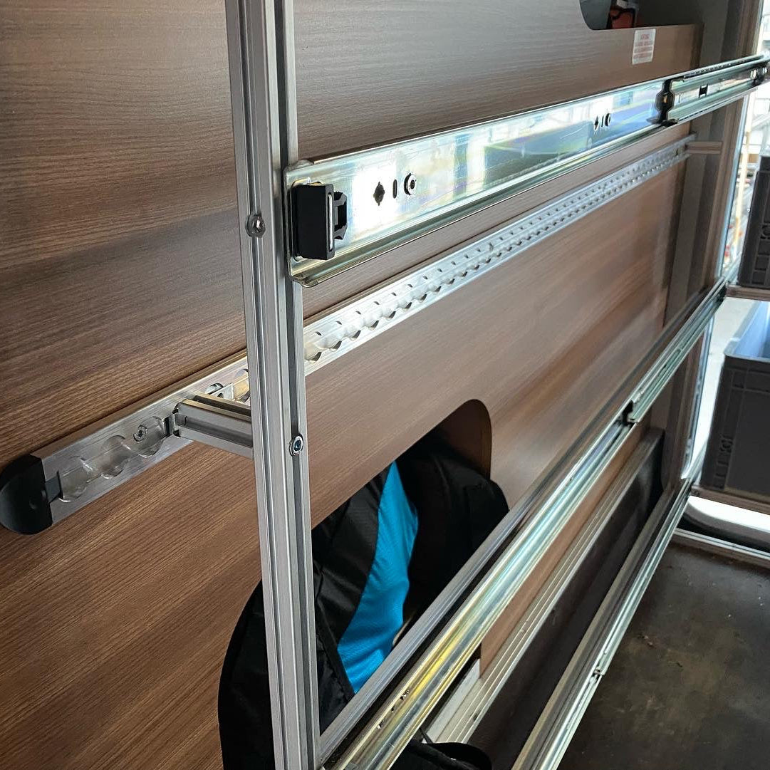 Fachgerechte Montage des Heckgaragen-Regals in einer Wohnmobil-Werkstatt