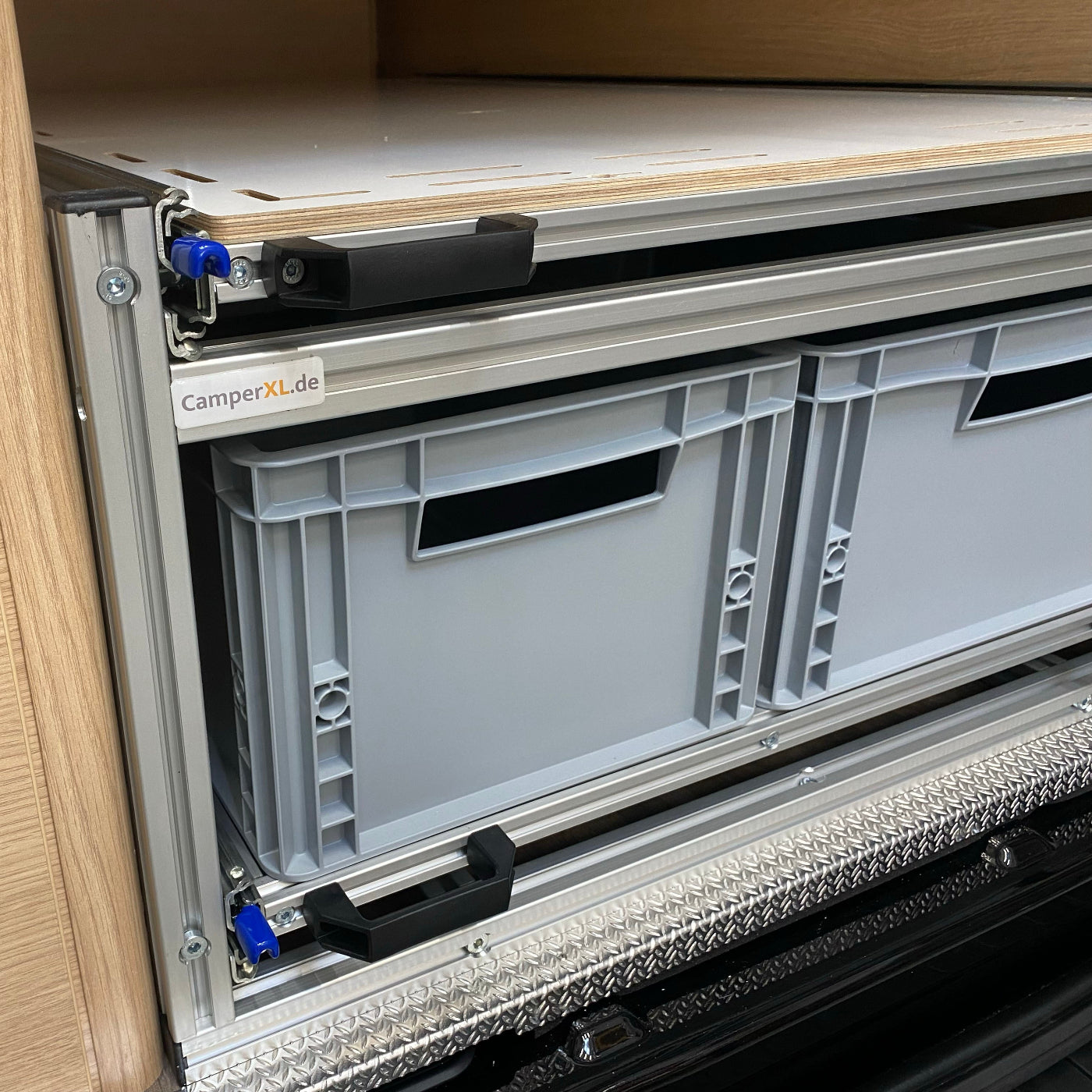 Heckauszug für Sunlight Cliff 590 4x4 - 1.Etagen für Euroboxen optimiert - 2. Etage als Plattformauszug mit Multiboard