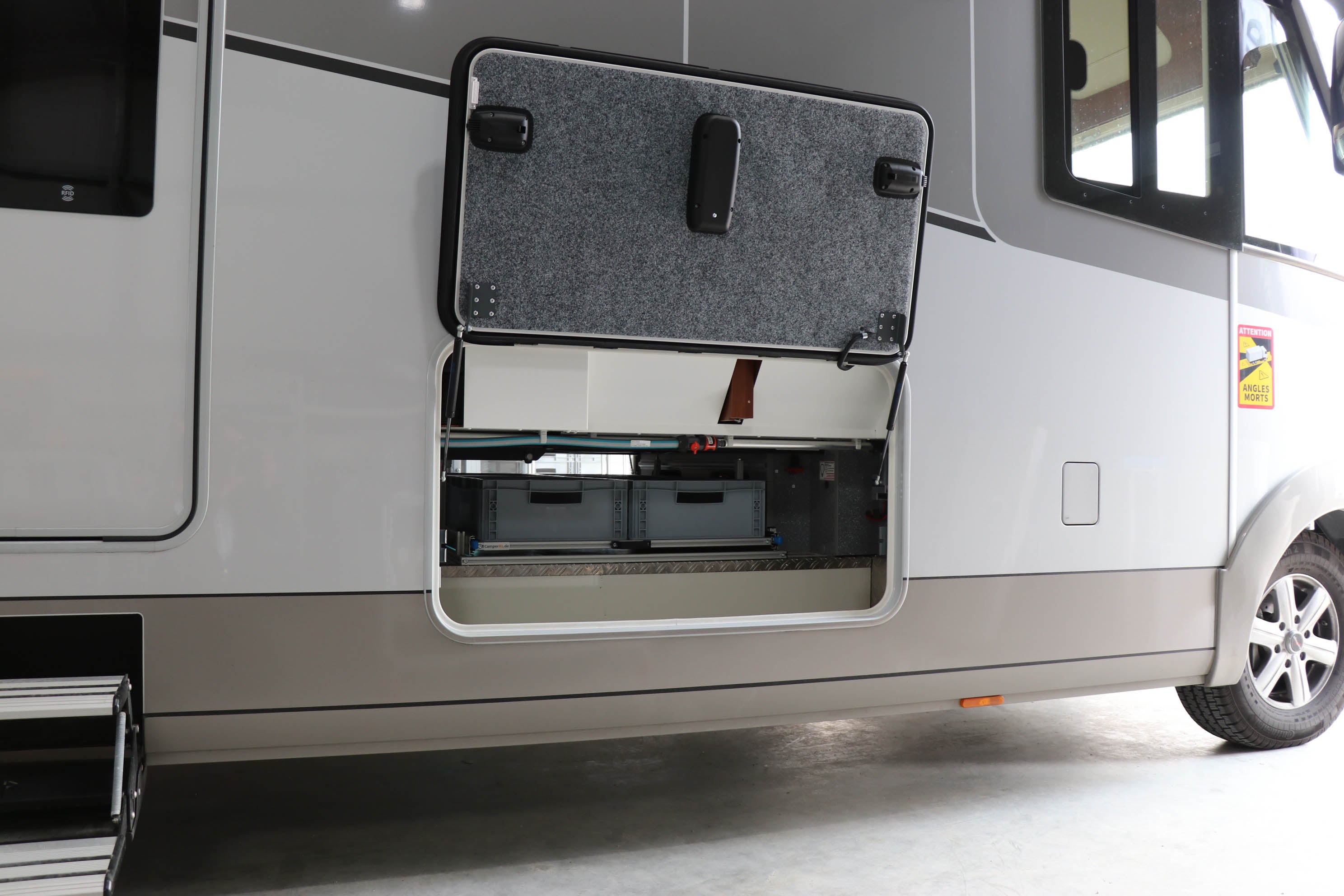 Raised floor pull-out 1200mm x 800mm