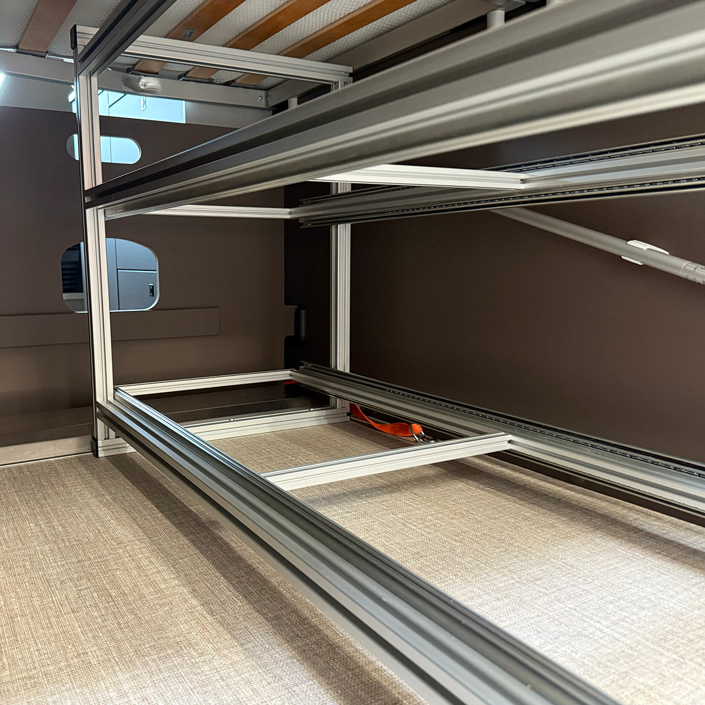 Professionell montierter Heckauszug im Bürstner Campeo durch CamperXL.