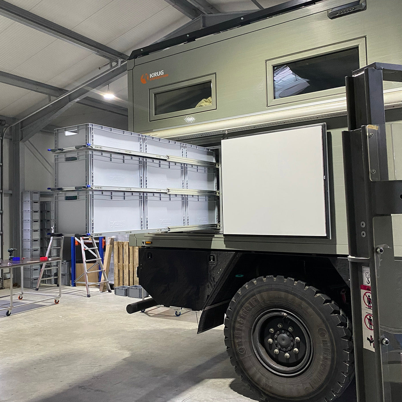 Wohnmobil Regal mit 3 Auszügen, komplett ausgezogen mit Euroboxen, Krug -Mobil.